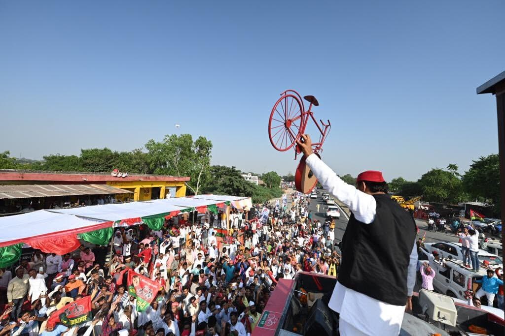 सपा सुप्रीमो अखिलेश यादव ने अंबेडकरनगर की रैली में CM योगी आदित्यनाथ से कहा, बुल्डोजर नहीं लैपटॉप लेकर आइए