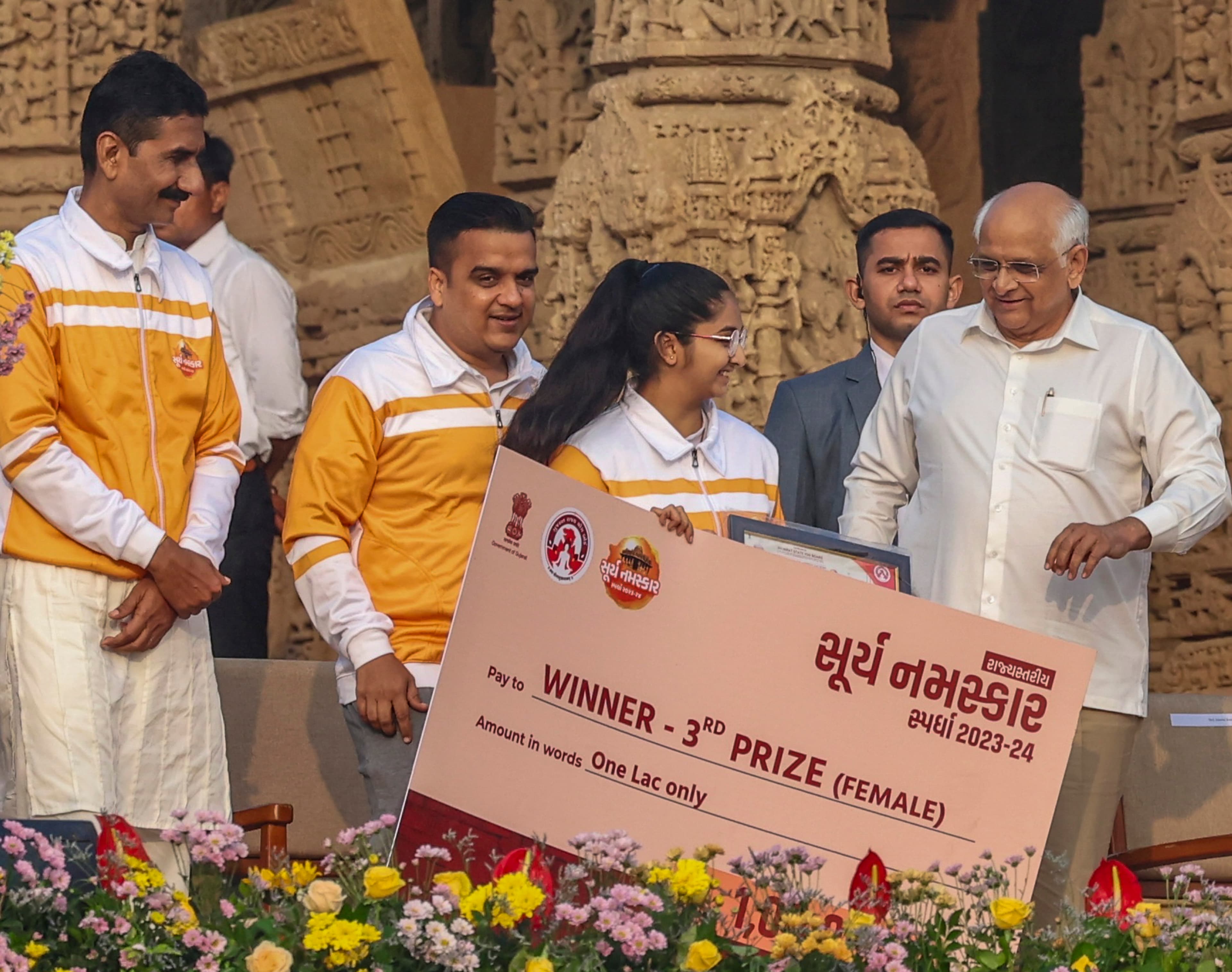 Gujarat: योग के बाद सूर्य नमस्कार कर लोगों ने बना दिया गिनीज वर्ल्ड रिकॉर्ड, पीएम मोदी हुए खुश