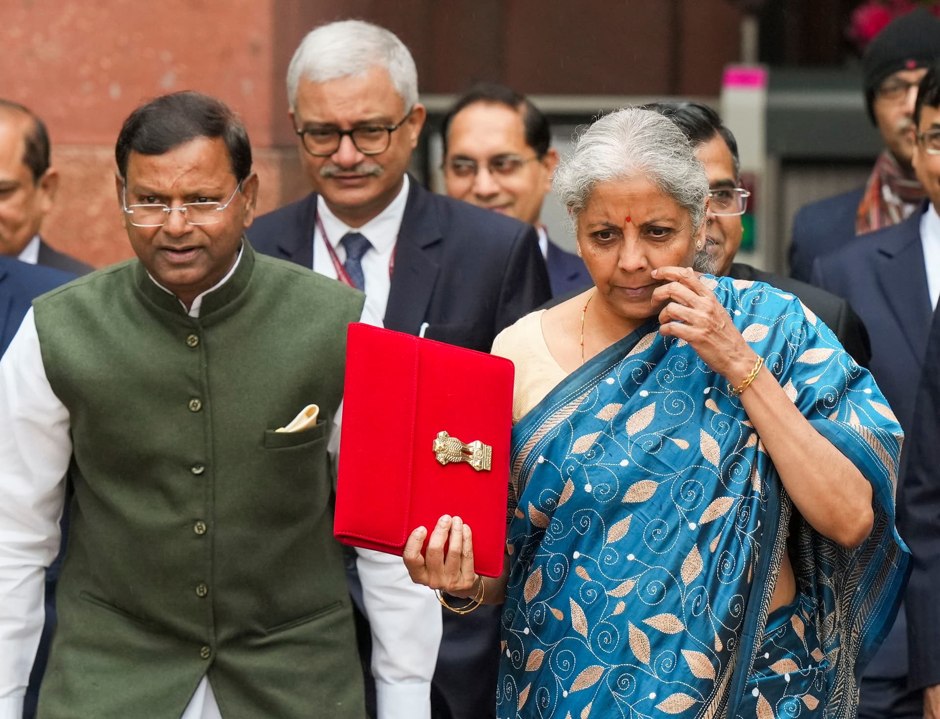 बजट पेश करते ही निर्मला सीतारमण के नाम दर्ज हुआ ये खास रिकॉर्ड, मोरारजी देसाई की बराबरी, इन्हें छोड़ा पीछे