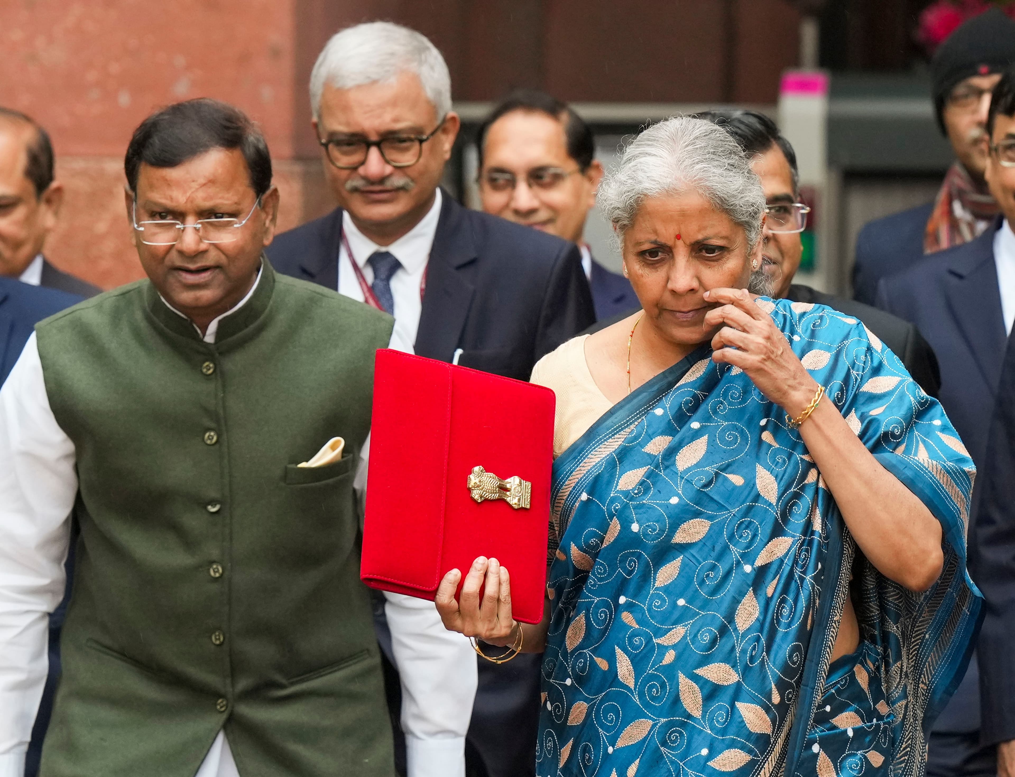 बजट पेश करते ही निर्मला सीतारमण के नाम दर्ज हुआ ये खास रिकॉर्ड, मोरारजी देसाई की बराबरी, इन्हें छोड़ा पीछे