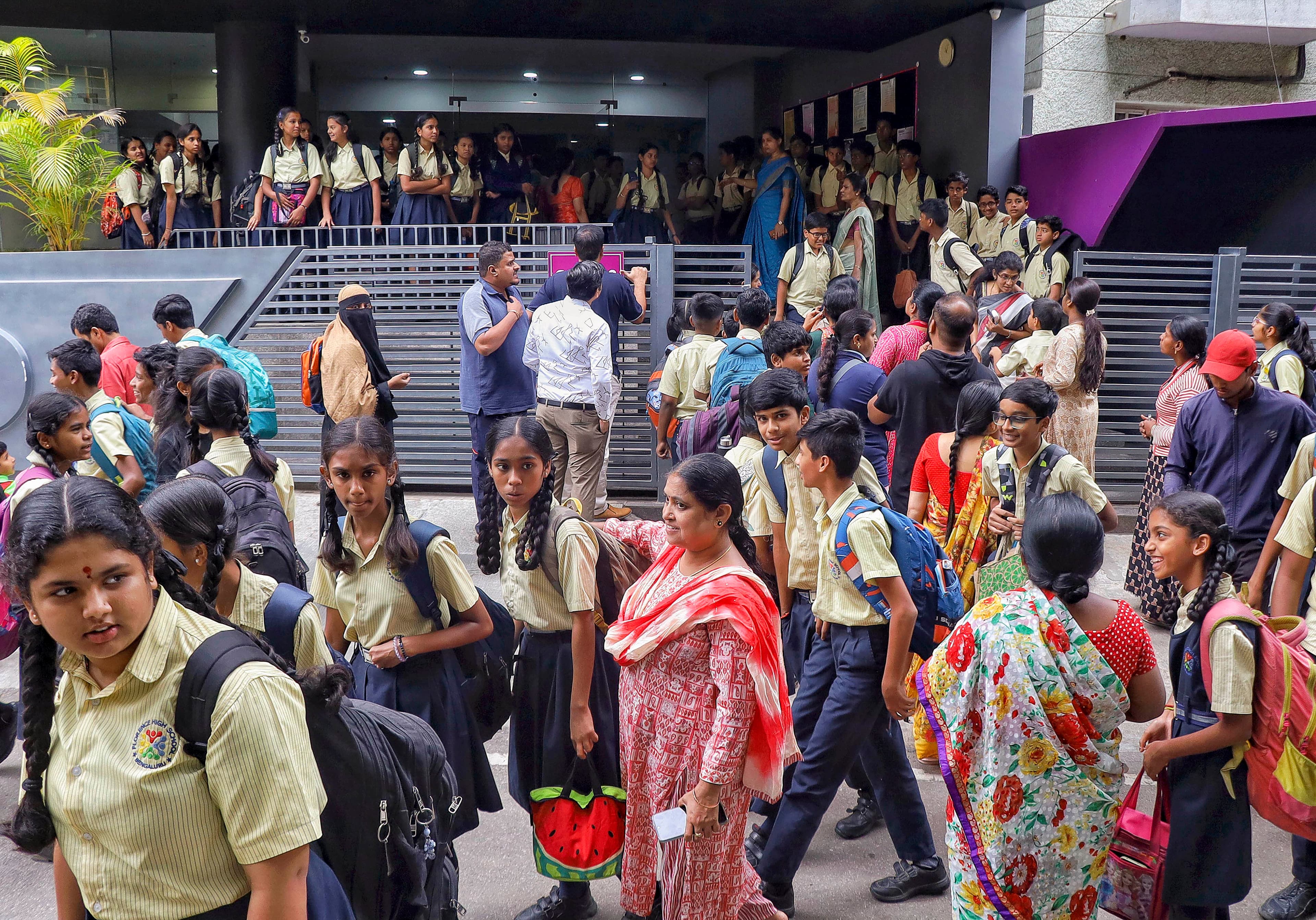 बेंगलुरु के स्कूलों में बम होने की खबर  से मचा हड़कंप, टेंशन में अभिभावक