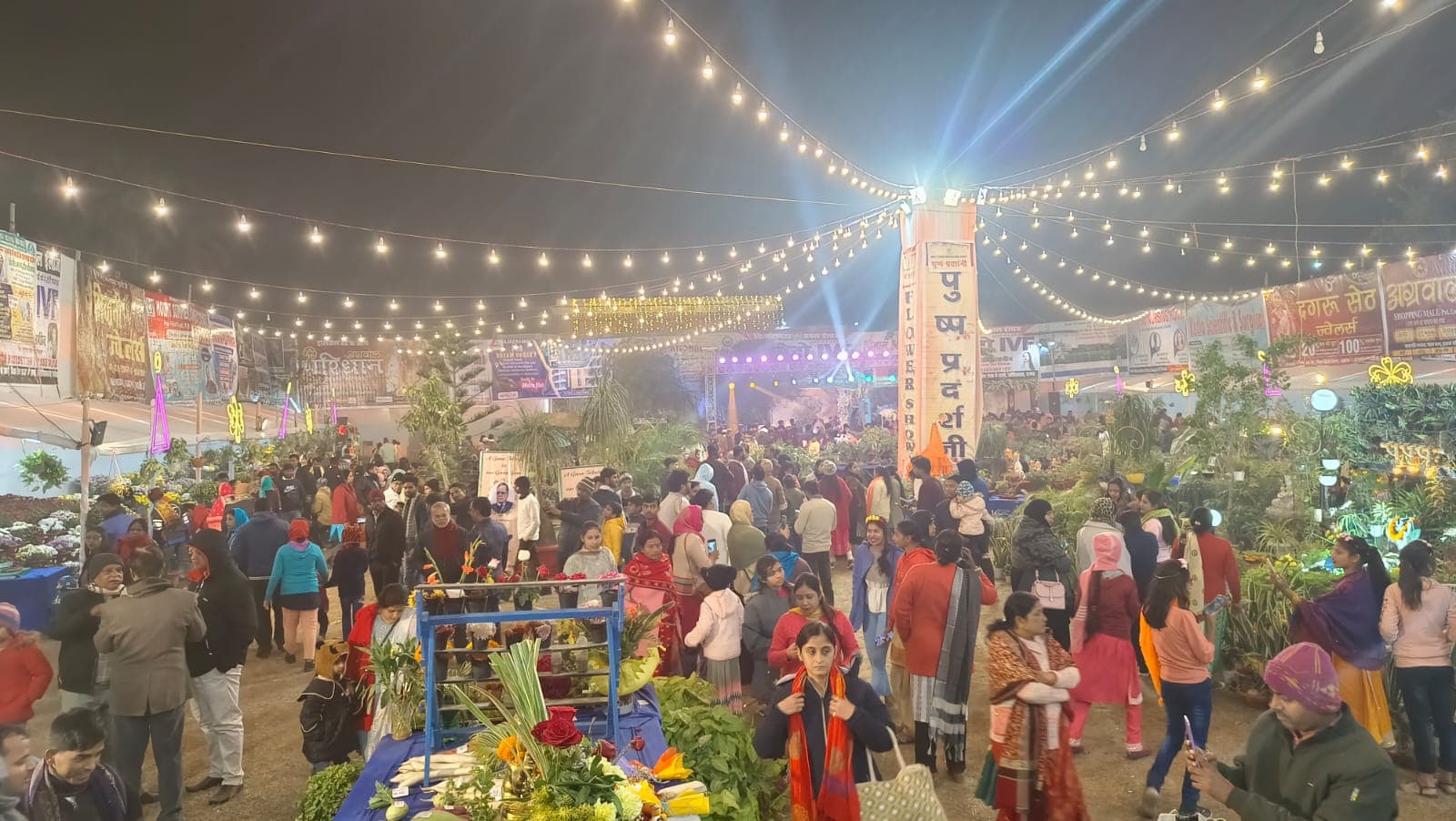 दरभंगा के लक्ष्मीश्वर पब्लिक लाइब्रेरी में मुस्कुरा रही है फूलों की बगिया, पुष्प प्रदर्शनी देखने उमड़े लोग