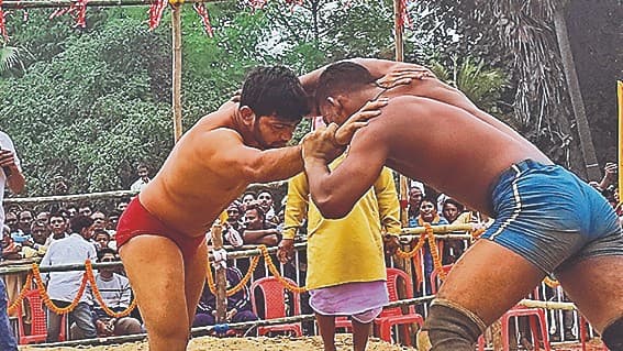 राजगीर महोत्सव के खेल-कूद प्रतियोगिता की देखें PHOTOS, दंगल में महिला और पुरुष पहलवानों ने दिखाया दम