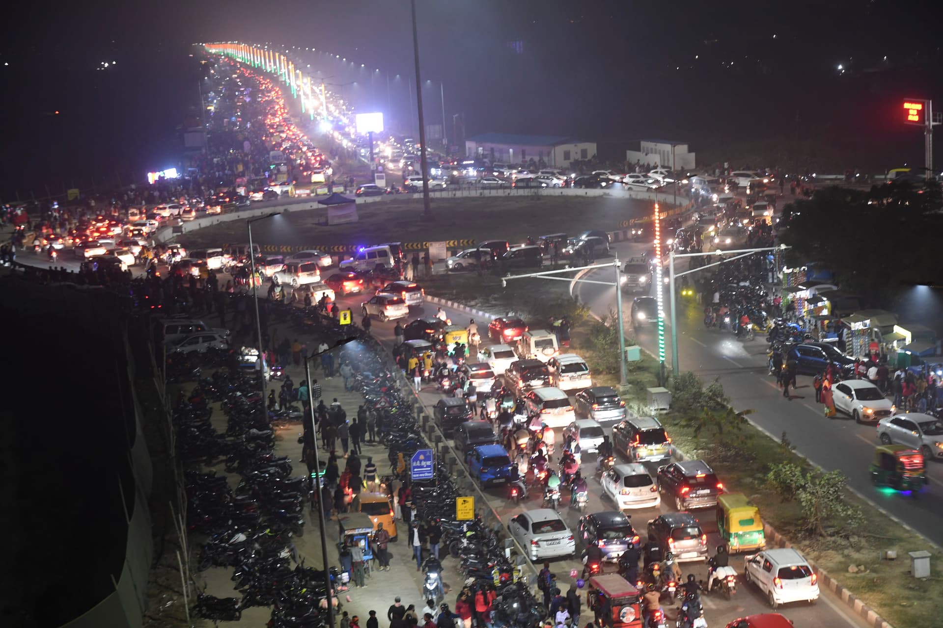 साल के पहले दिन ही पटना में लगा भीषण जाम, मरीन ड्राइव से राजीवनगर तक घंटों फंसे रहे लोग