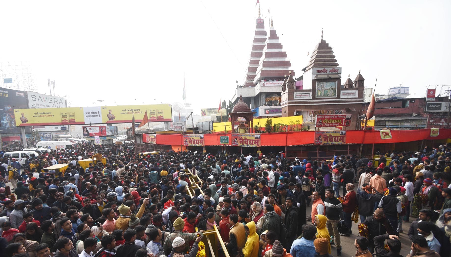 PHOTOS: साल के पहले दिन पटना के मंदिरों में उमड़ी भक्तों की भीड़, महावीर मंदिर में बिका 12500 किलो नैवेद्यम