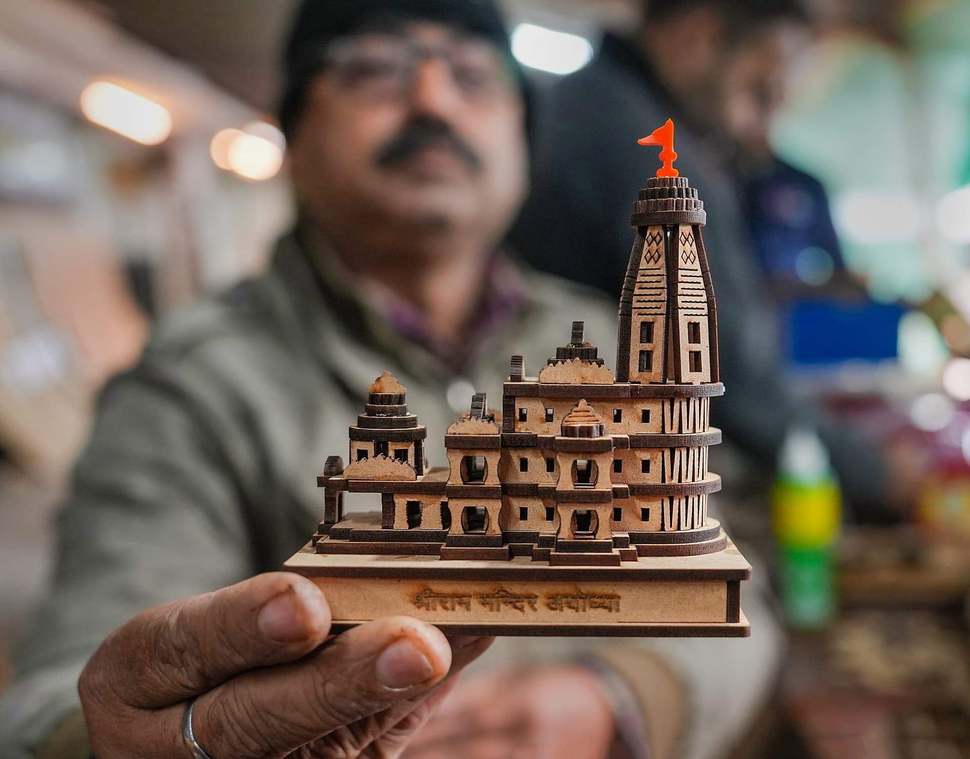 भगवान राम की तस्वीर वाली विशेष साड़ी सूरत से भेजी जाएगी अयोध्या