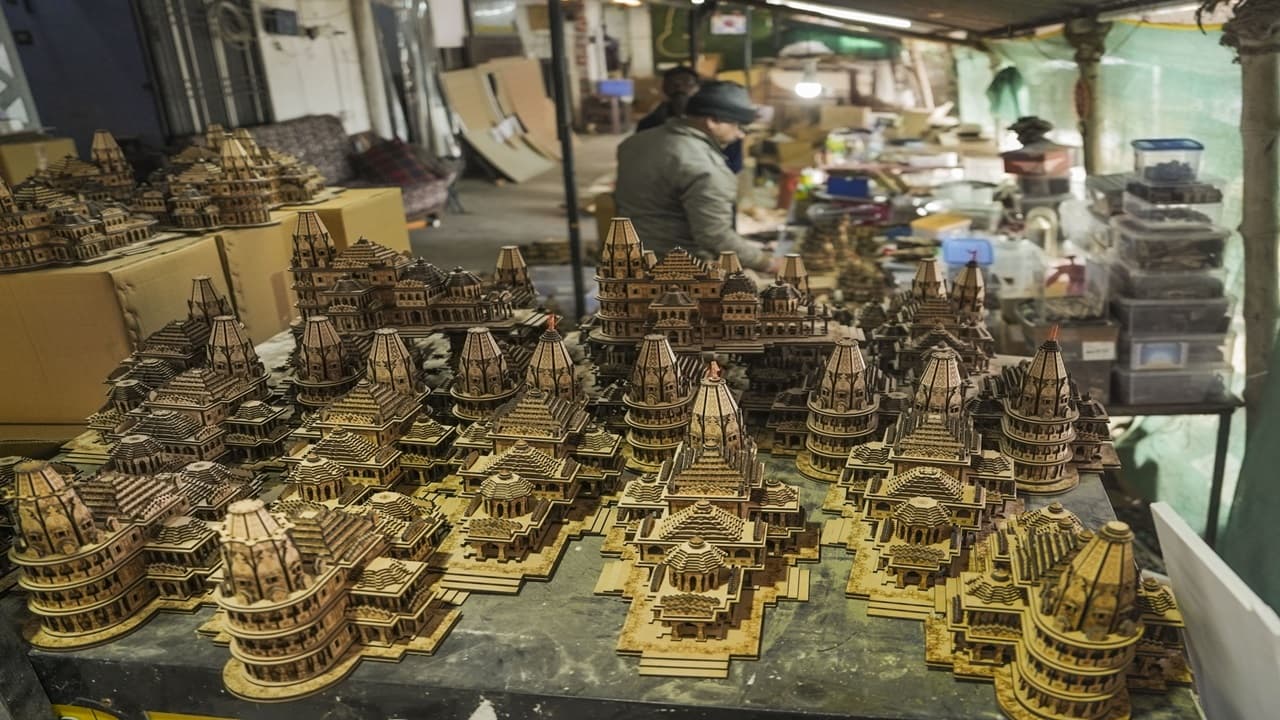 Ram Mandir: अयोध्या में राम मंदिर के कारण हुआ करीब एक लाख करोड़ का व्यापार, आज जश्न तैयारी करें रहे व्यापारी