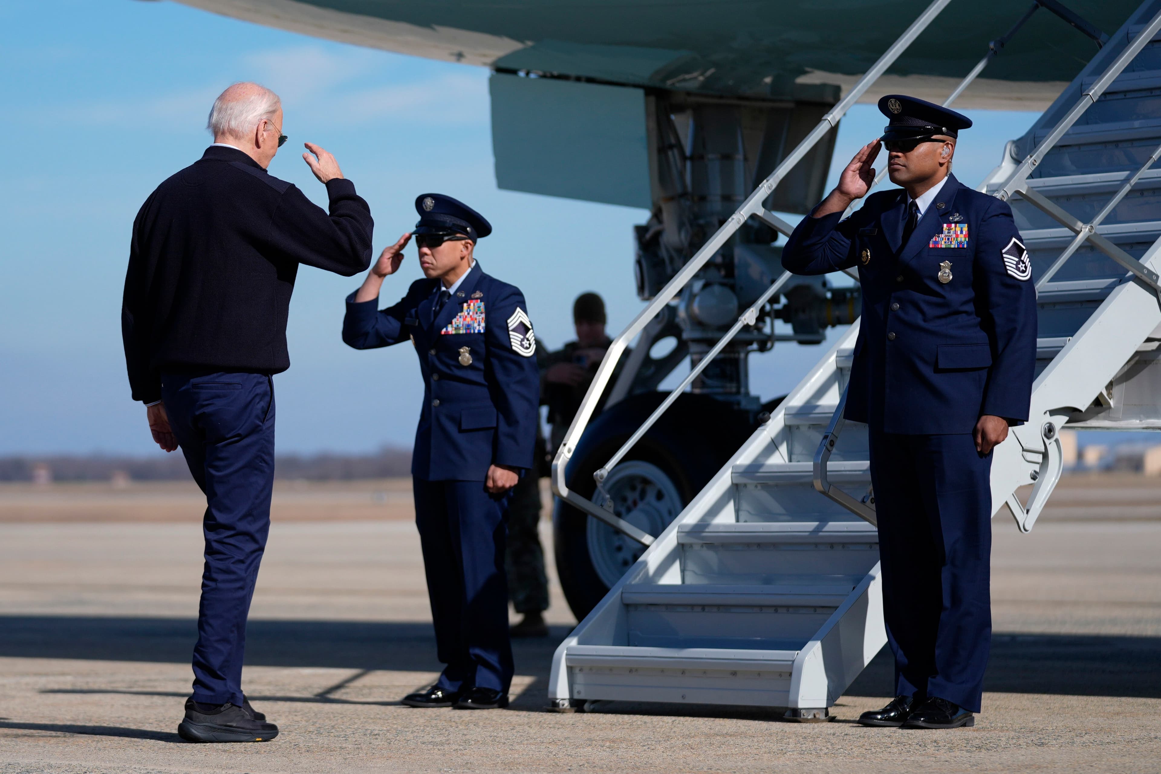 अपनों पर हमले से बौखलाया अमेरिका, ईरान के रिवोल्यूशनरी गार्ड के ठिकानों पर हवाई हमले जारी