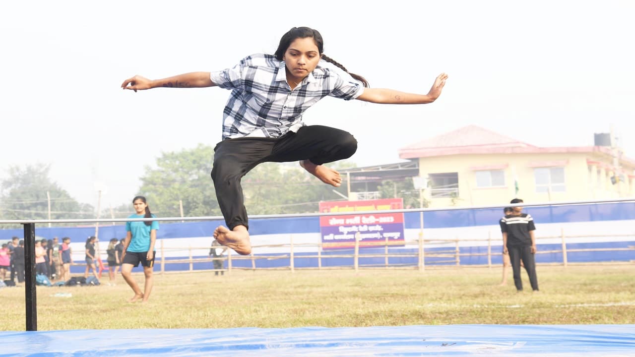 बिहार: अग्निवीर बहाली को लेकर महिलाओं ने लगाई दौड़, 1600 मीटर की रेस की पूरी, देखें तस्वीरें