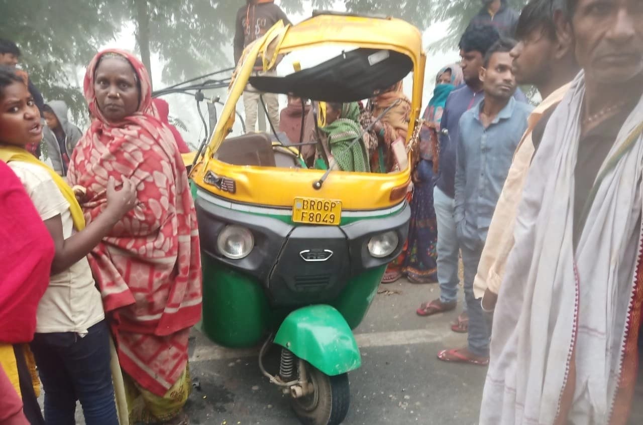 बिहार: सीतामढ़ी में स्कूली बस व ऑटो में टक्कर, ऑटो में सवार छह में तीन की मौत, तीन जख्मी