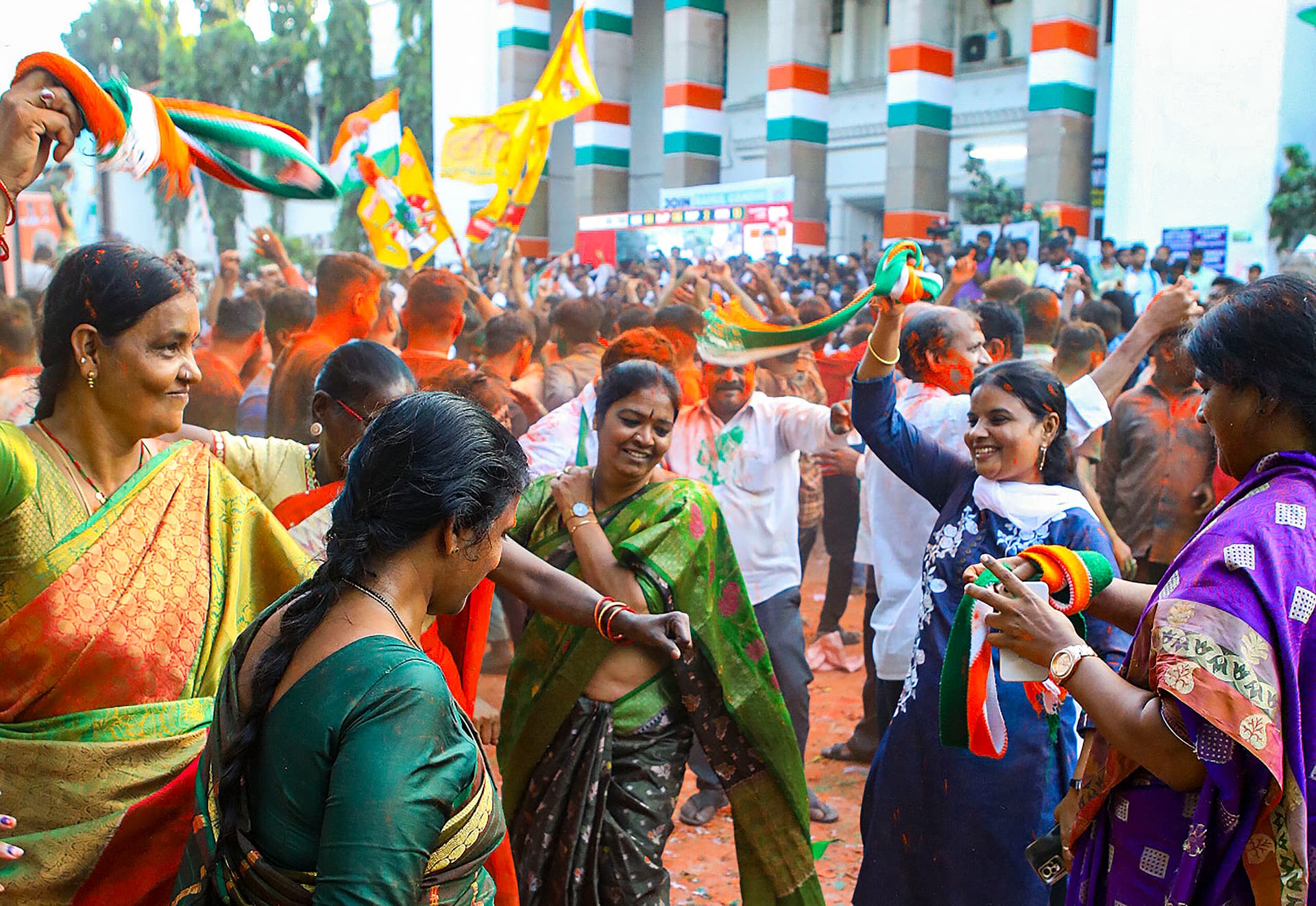 Election Results: हैट्रिक जीत के बाद देश के 12 राज्यों में बीजेपी की सरकार, तीन अंकों में सिमट गयी कांग्रेस