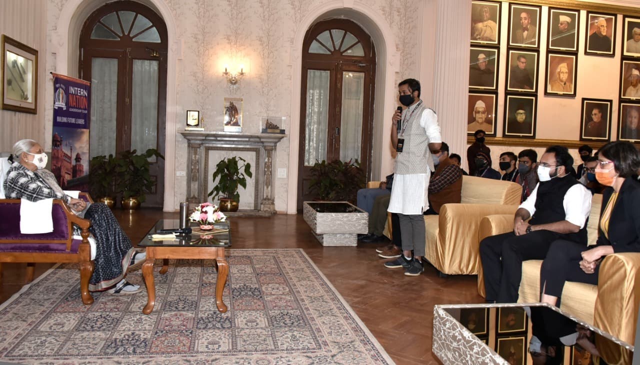 भारत भ्रमण करने वाले 45 छात्रों से राज्यपाल की मुलाकात, इलेक्ट्रॉनिक गैजेट्स के सीमित उपयोग की दी नसीहत