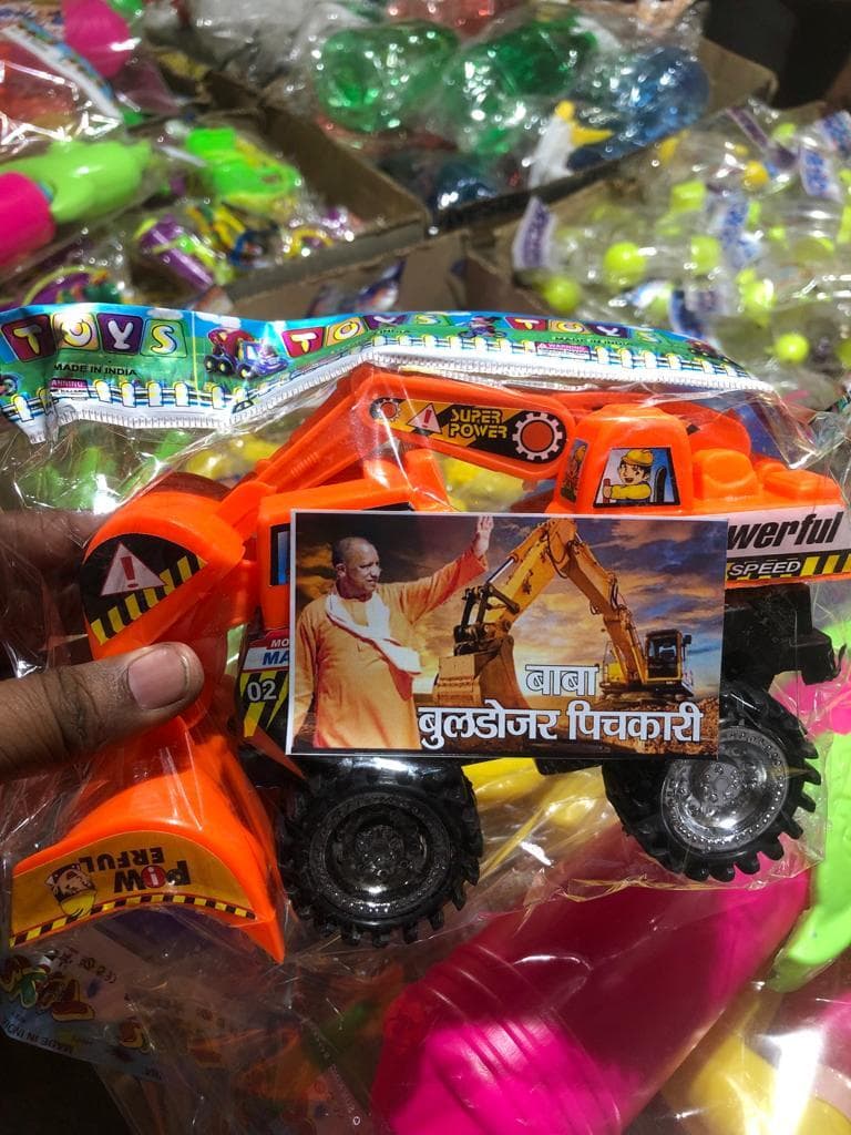 Holi 2022: बुलडोजर पिचकारी आउट ऑफ स्टॉक, बाहुबली’ व ‘भगवा गुझिया की भी है भारी डिमांड