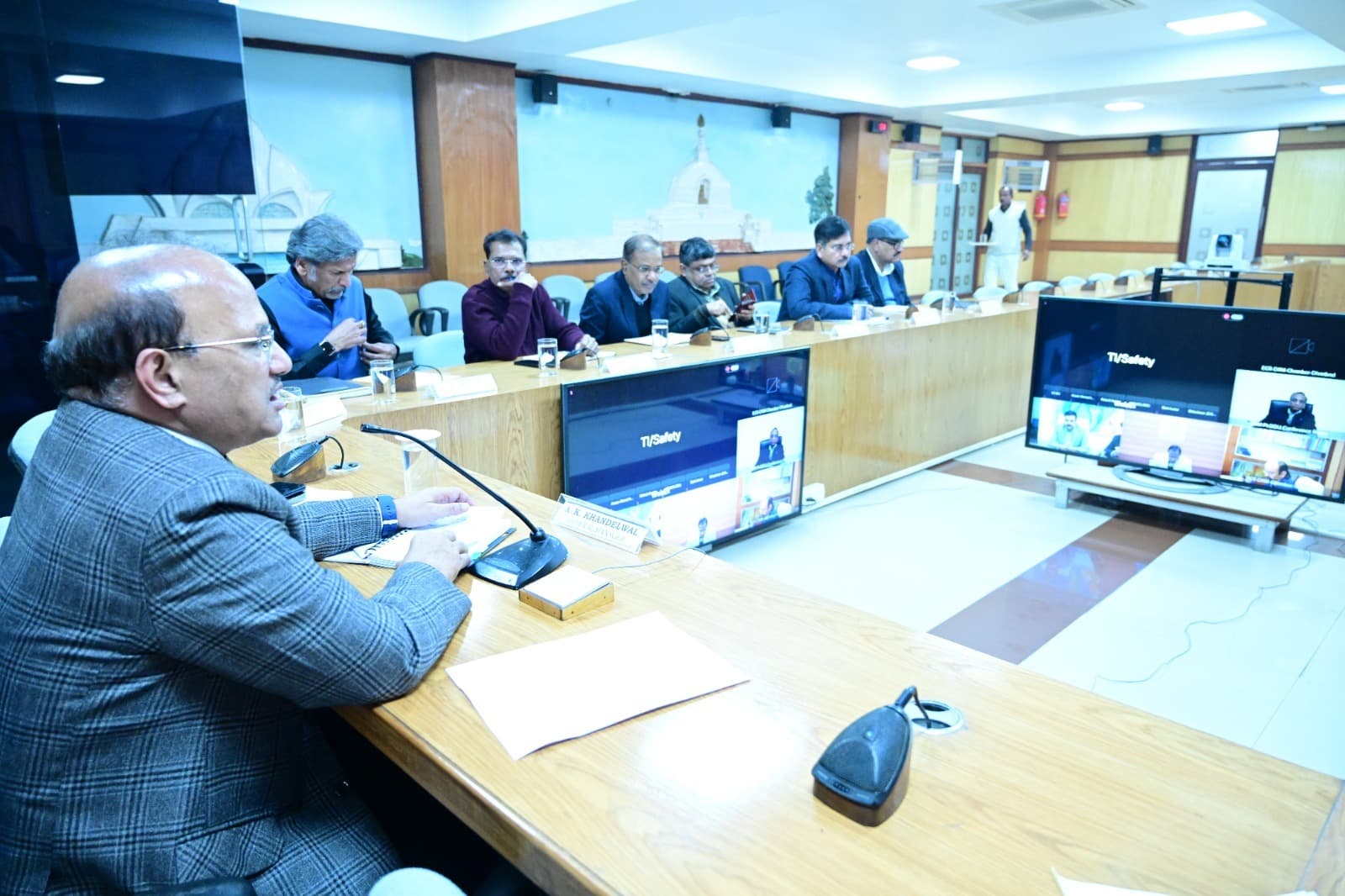 धनबाद : कोहरे के कारण ट्रेनें विलंब, जीएम ने ली सतर्कता की जानकारी