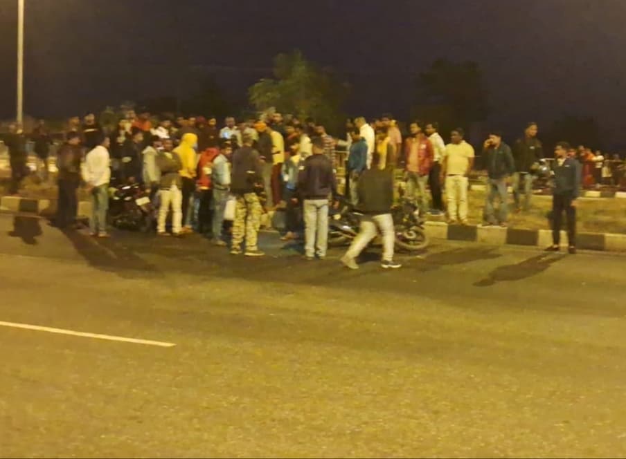 गिरिडीह : कार व बाइक की टक्कर में तीन घायल