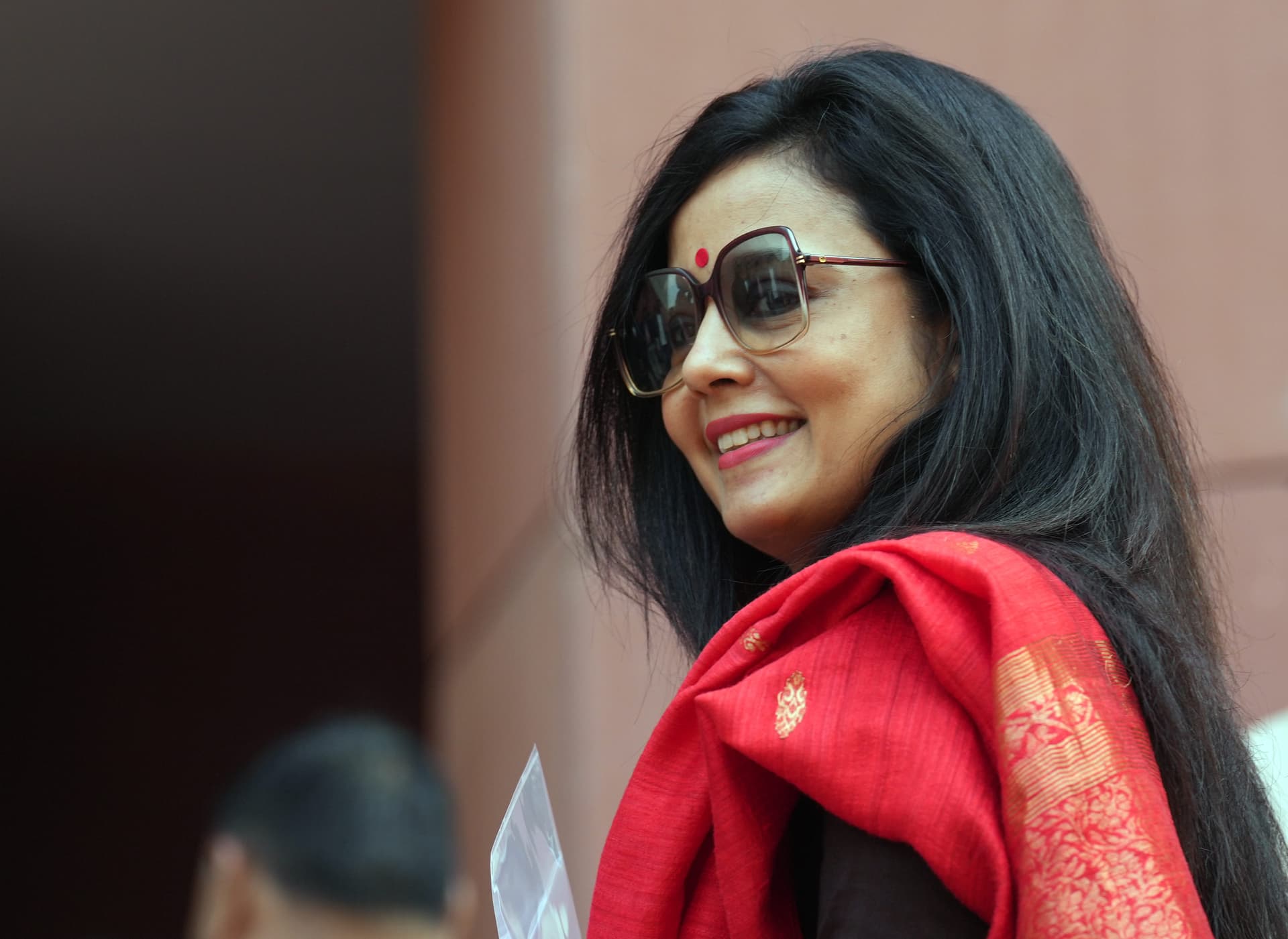 संसद भवन पहुंची महुआ मोइत्रा, जानें आखिर क्यों आ गई निष्कासन की नौबत?