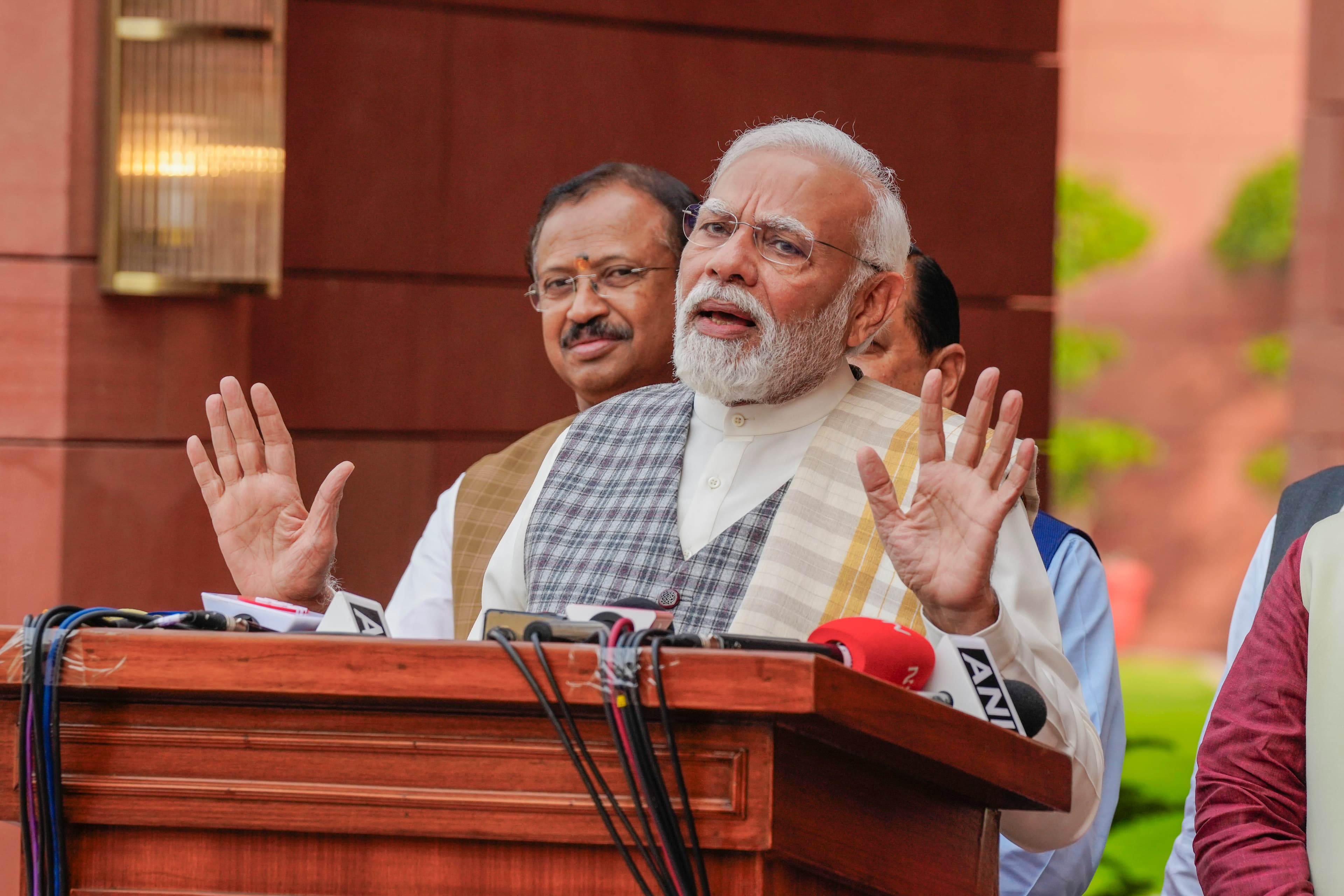 ‘बार-बार मोदी सरकार, तीसरी बार मोदी सरकार’, तीन राज्यों में जीत के बाद लोकसभा में लगे नारे