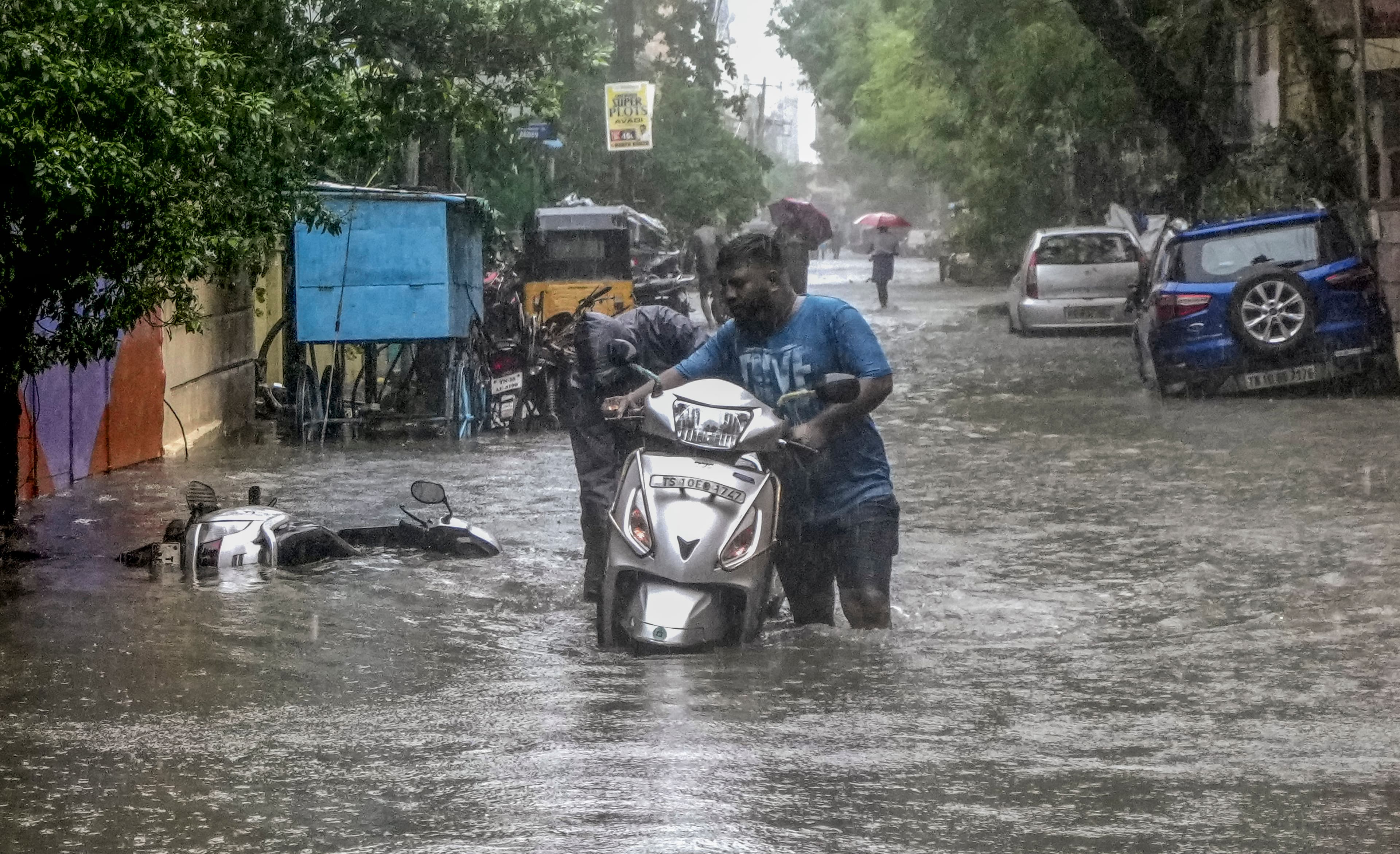 Cyclone Michaung: गंभीर चक्रवाती तूफान में बदला मिचौंग, कई राज्यों में दिख रहा असर, झमाझम बारिश
