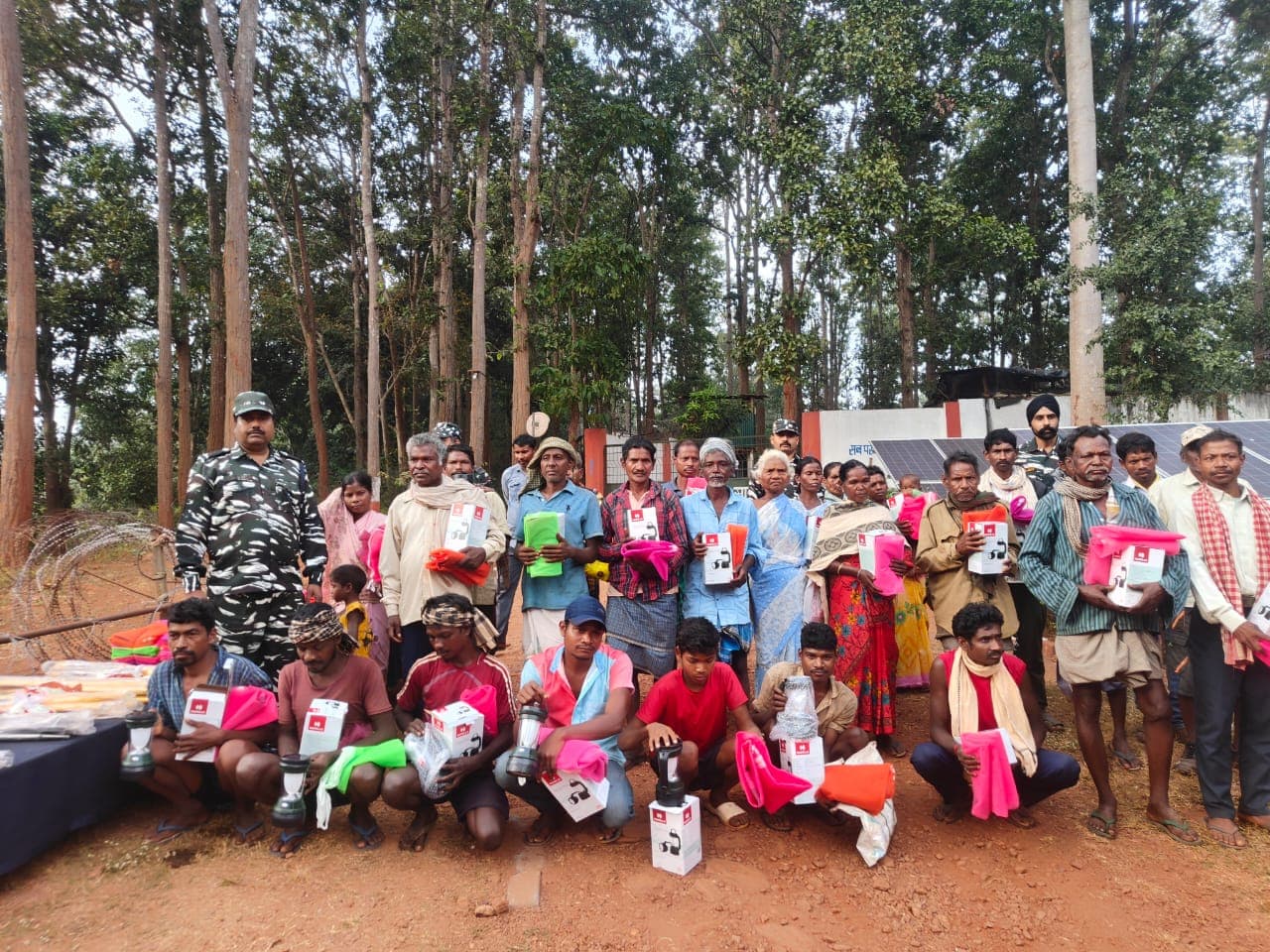 पश्चिमी सिंहभूम : सीआरपीएफ ने ग्रामीणों को दी दैनिक जरूरत की सामग्री