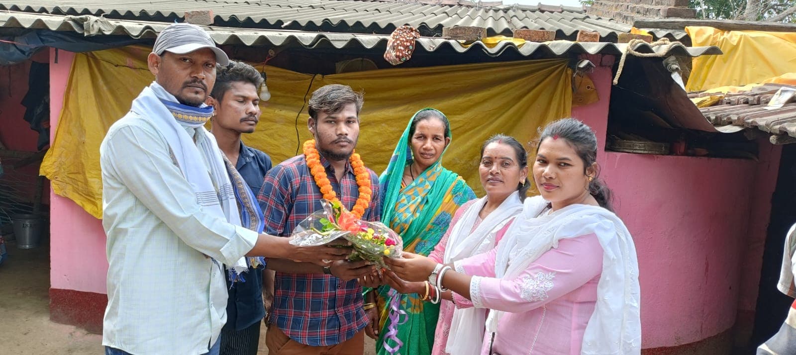 पश्चिमी सिंहभूम : उत्तराखंड से लौटे मजदूर महादेव का मुखिया ने किया स्वागत