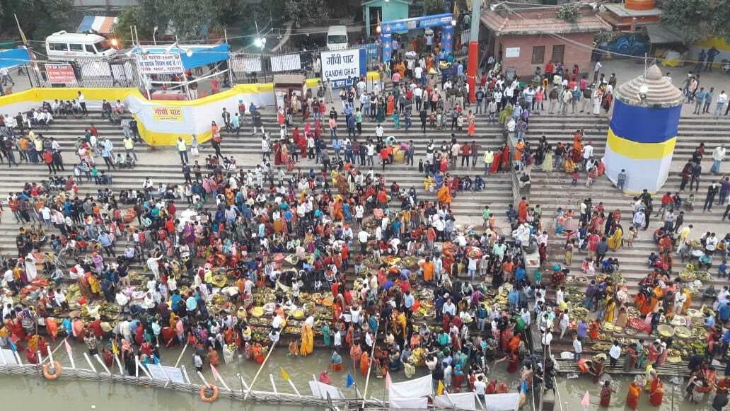 Chhath Puja 2020: पटना में डूबते सूर्य को अर्घ, उगने वाले भगवान भास्कर का इंतजार, तसवीरों में करें आस्था का दीदार