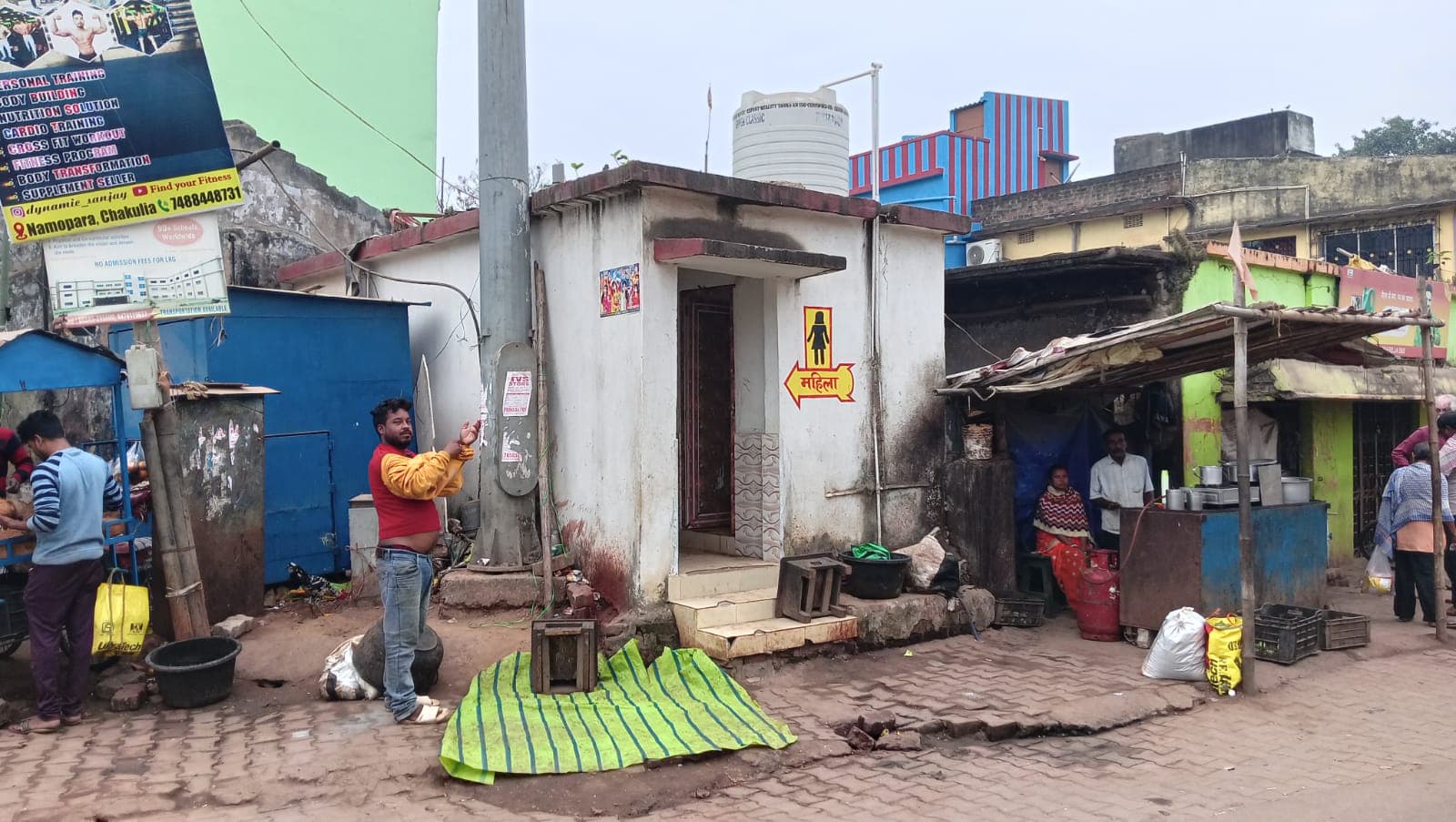 घाटशिला : महिला शौचालय के दरवाजे पर लग रही मछली दुकान, बदबू से परेशानी