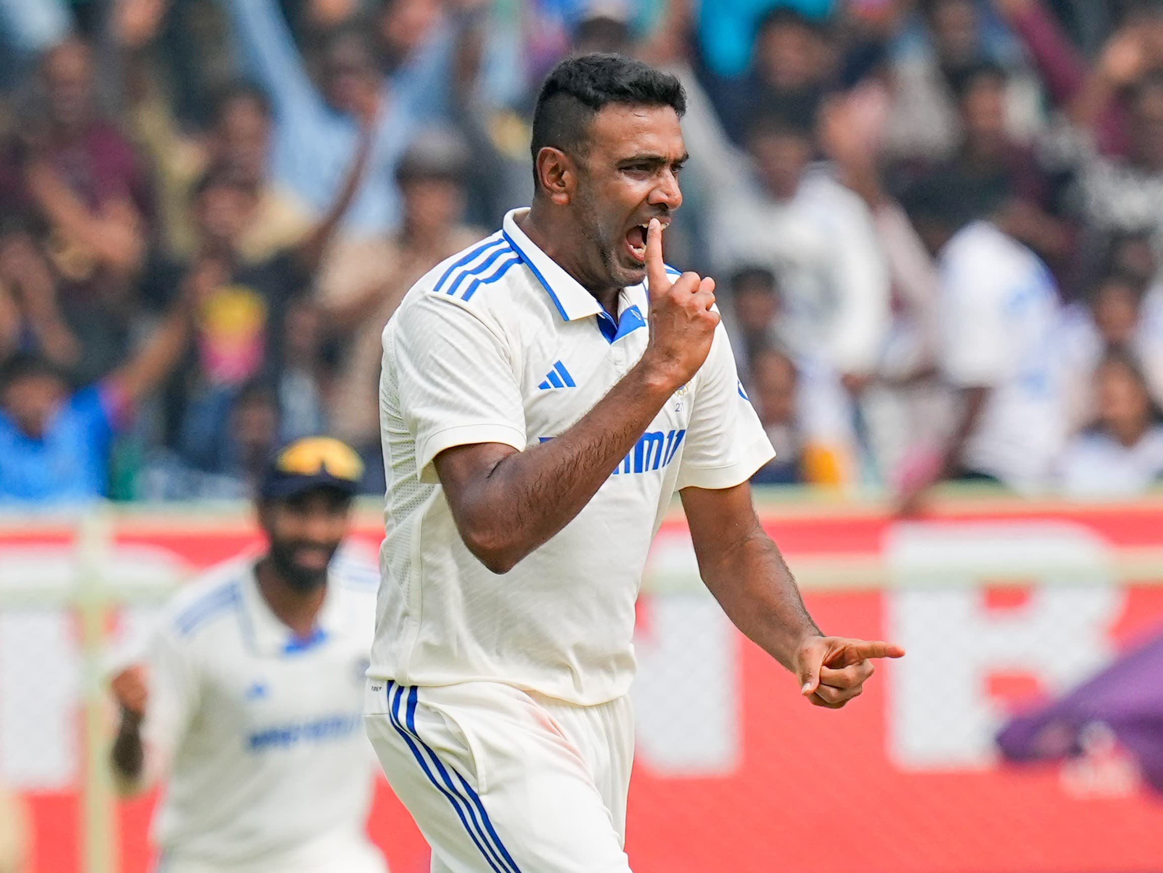 IND vs ENG: रविचंद्रन अश्विन ने रचा इतिहास, बनें इंग्लैंड के खिलाफ सबसे ज्यादा विकेट लेने वाले भारतीय गेंदबाज