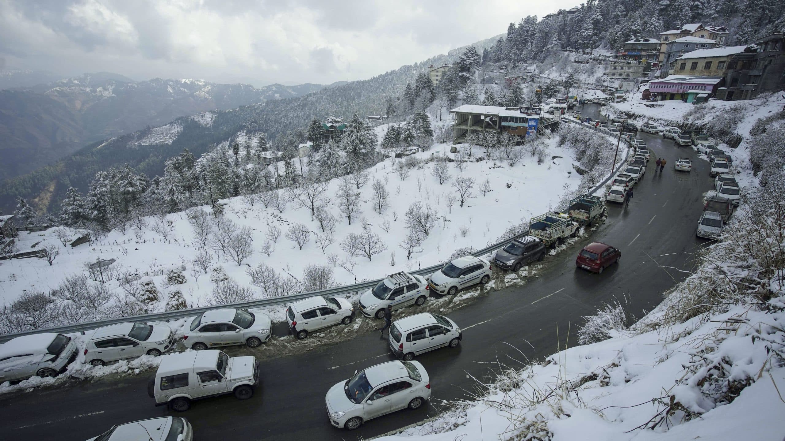 Weather Alert: हिमाचल प्रदेश में मौसम का कहर, बर्फबारी और बारिश से 405 रास्ते बंद, हिमस्खलन का अलर्ट जारी