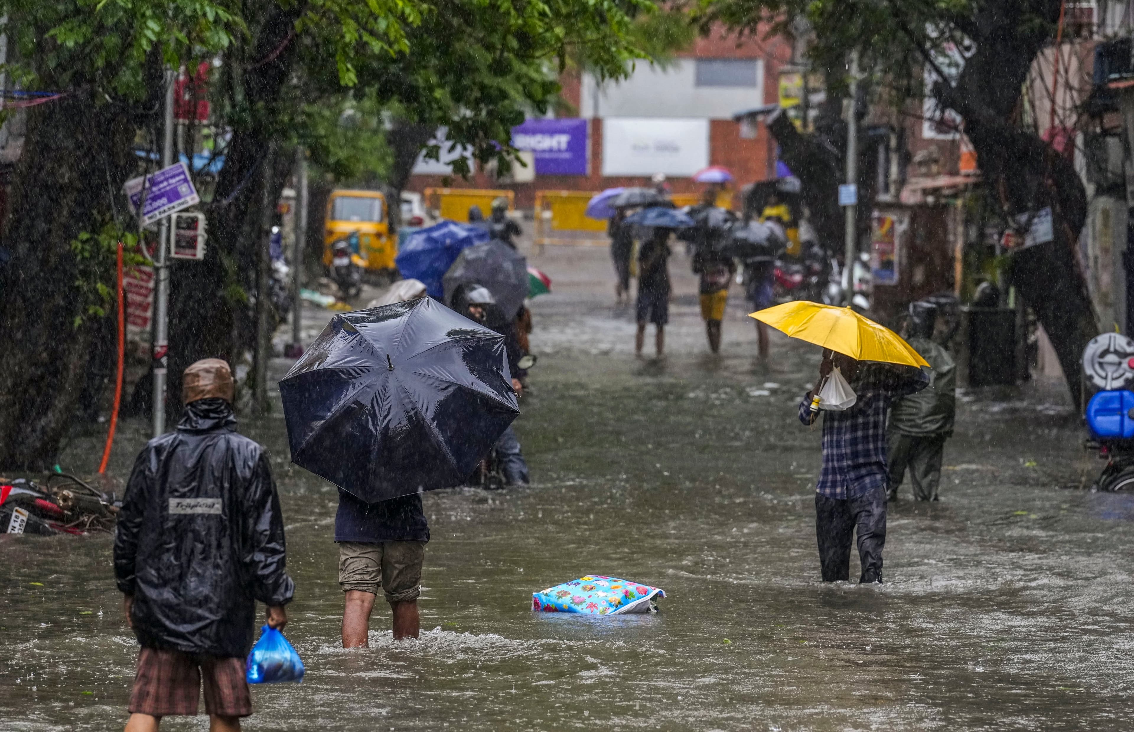 Cyclone Michaung: मिचौंग तूफान और होगा कमजोर, इन राज्यों में हो रही भारी बारिश, जानें अपने शहर का हाल