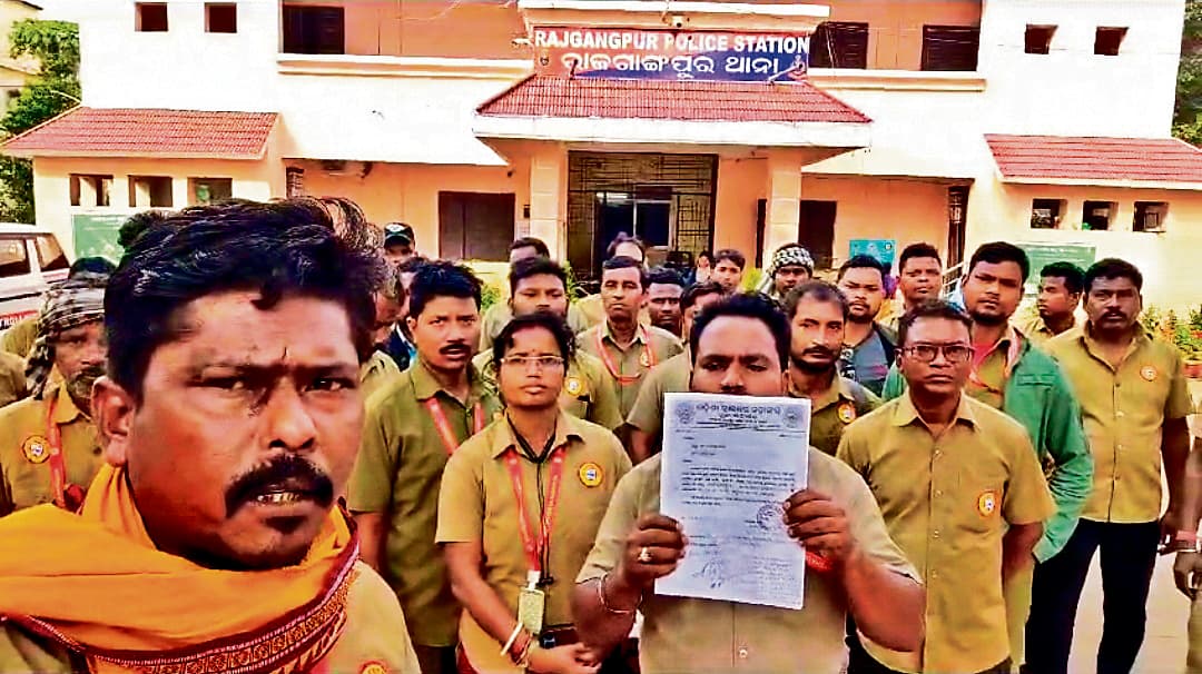 हिट एंड रन कानून के खिलाफ बालूघाट में अनिश्चितकालीन प्रदर्शन, 10 लाख जुर्माना व 7 साल की सजा से ड्राइवर भयभीत