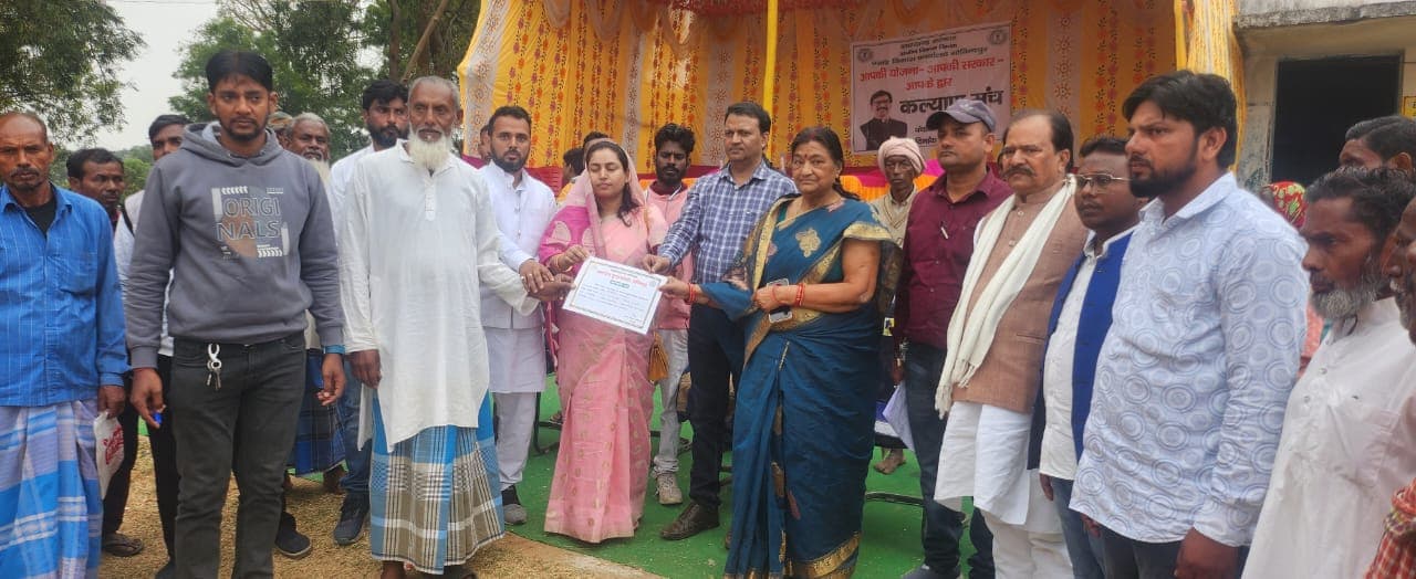 धनबाद : शिविर में गुरुजी स्टूडेंट क्रेडिट कार्ड के एक साथ 250 आवेदन जमा