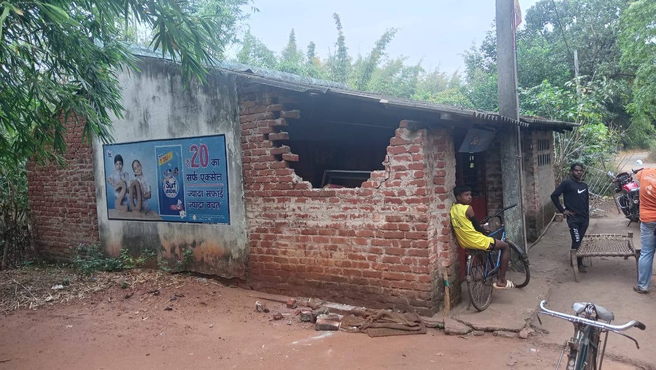 पूर्वी सिंहभूम : आधी रात में हाथियों ने दुकान तोड़ी, बरामदे में सो रहा ग्रामीण घायल