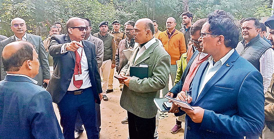 नवादा में सर्व शिक्षा की बर्बाद हो रही किताबों पर भड़के केके पाठक, तीन प्रिंसिपल व BEO का रोका वेतन