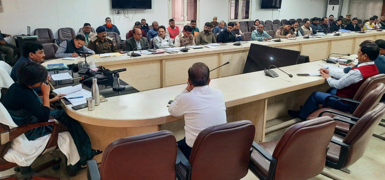 अलीगढ़ में 105 परियोजनाएं लेट लतीफी का शिकार, परियोजना प्रबंधकों को लगी फटकार