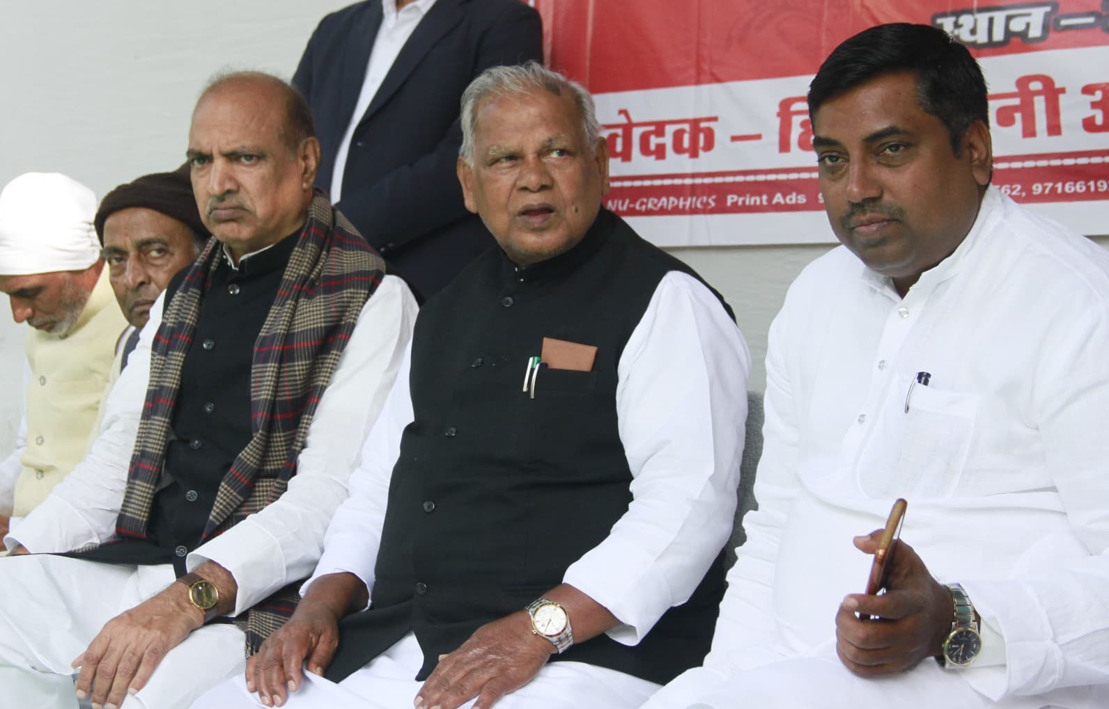 PHOTOS: दिल्ली के जंतर-मंतर पर जीतन राम मांझी का धरना, गृह राज्य मंत्री नित्यानंद और गिरिराज सिंह भी हुए शामिल
