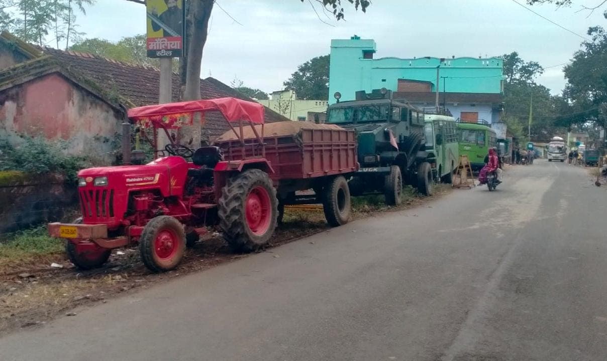 चक्रधरपुर: गोलमुंडा फाटक के पास माइनिंग ने की छापेमारी, बालू लदे तीन ट्रैक्टर जब्त