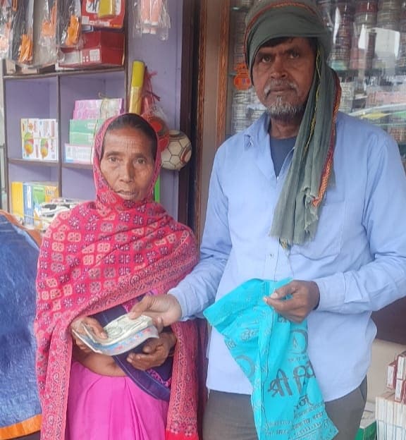 गिरिडीह : रुपयों से भरा थैला लौटाकर ऑटो चालक ने पेश की मिसाल
