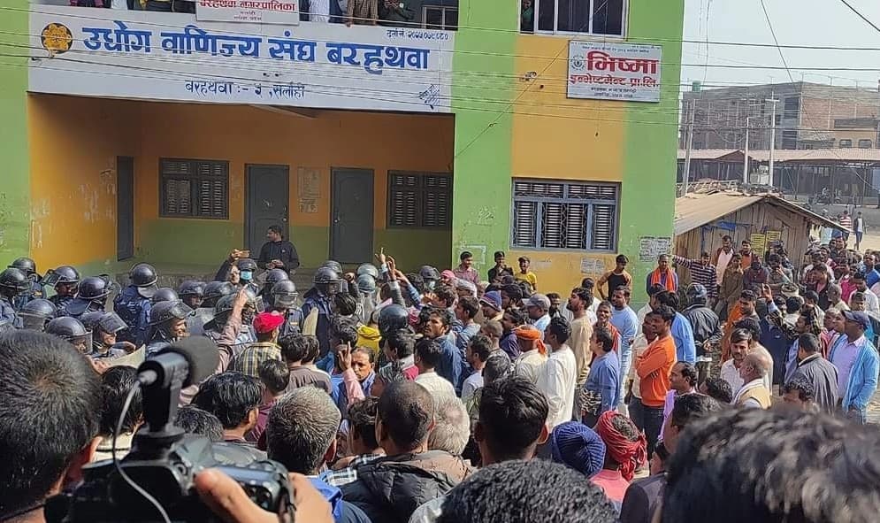 नेपाल अशांत, पुलिस चौकी में तोड़फोड़ और आगजनी, पुलिस ने 20 राउंड गोली चलायी, जानें पूरा मामला