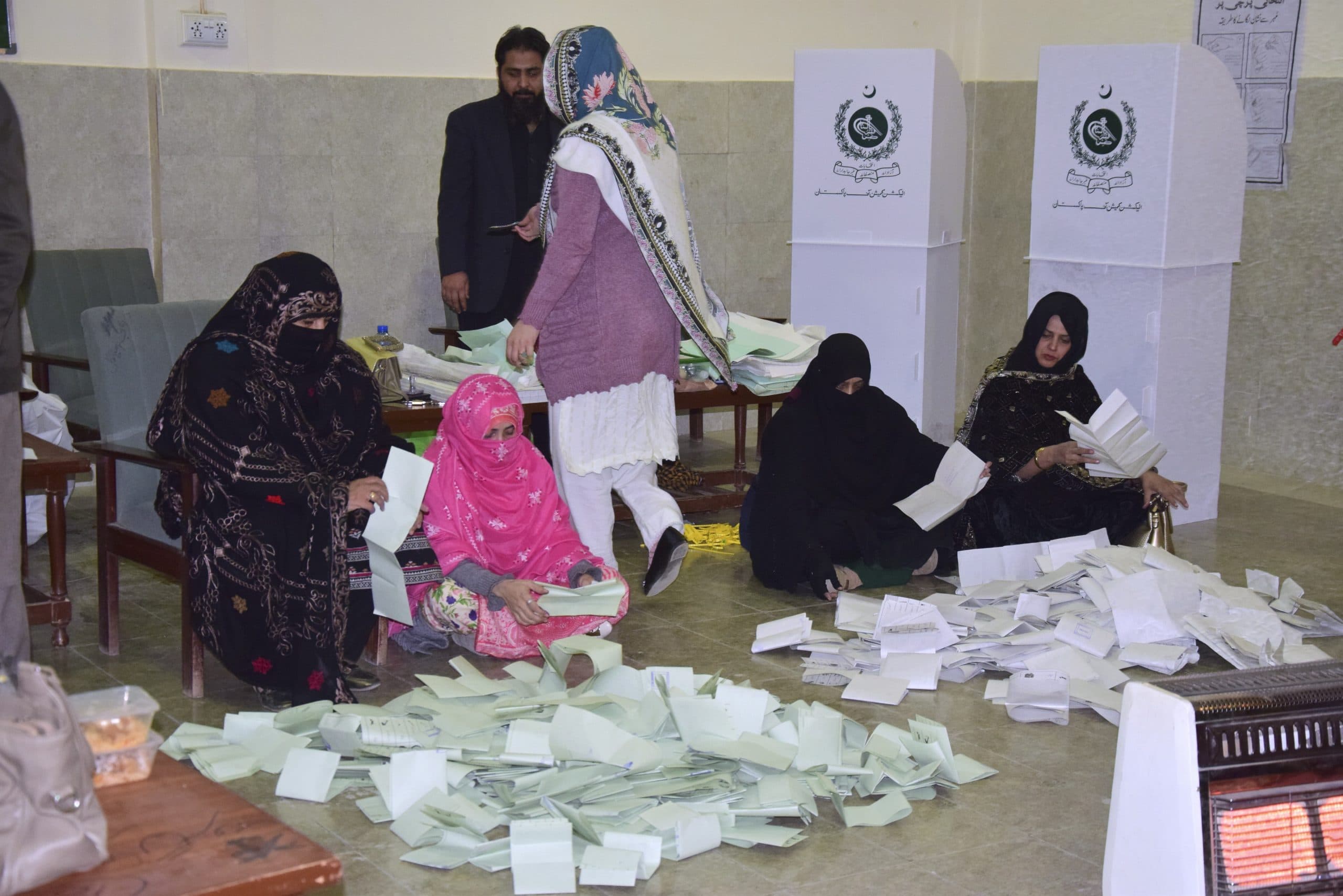 Pakistan Election Result: जेल में रहकर नवाज शरीफ को कड़ी टक्कर! इमरान खान की ये तरकीब आई काम