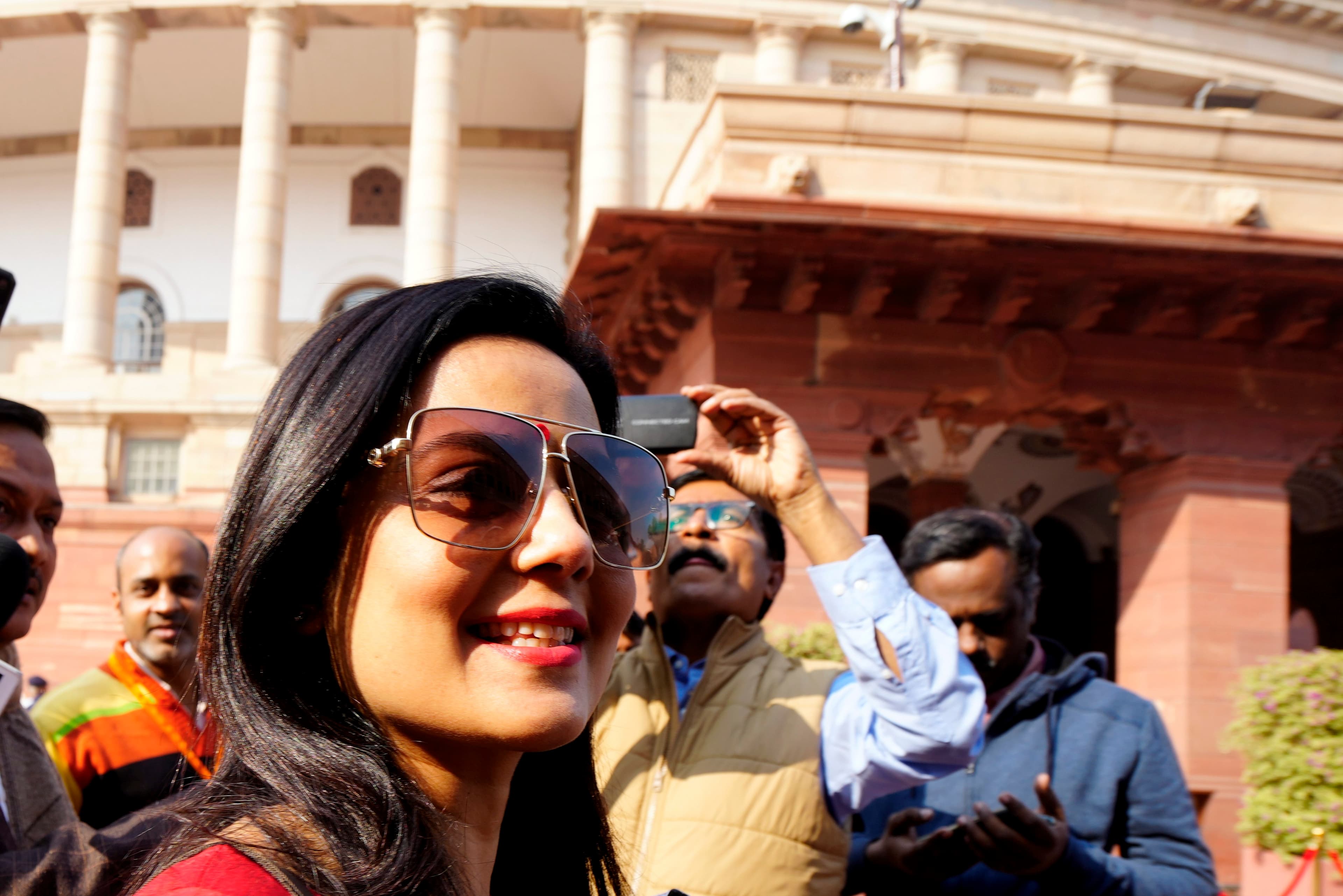 महुआ मोइत्रा के खिलाफ क्या है आरोप, कैसे मामला प्रकाश में आया, जानें सब कुछ