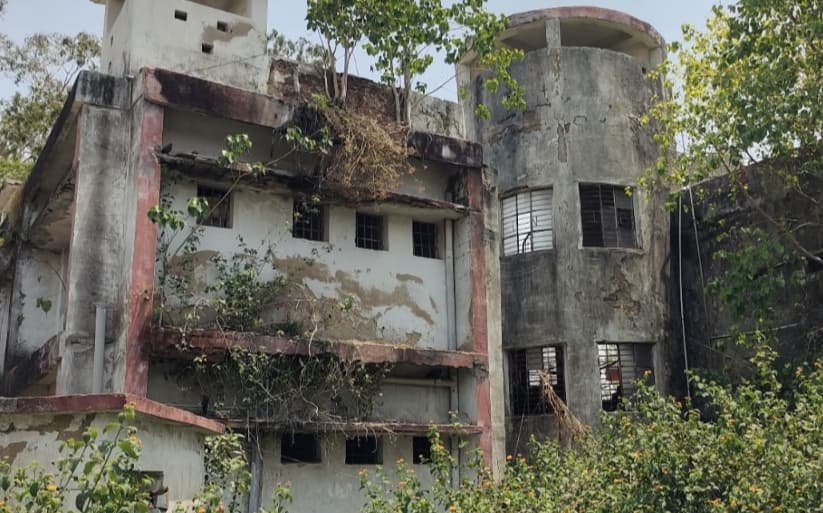 गिरिडीह : नया भवन बनने के बाद भी नहीं हआ हैंडओवर, स्थिति हो गयी जर्जर, लोहे का खंभा लगाकर रहते हैं पुलिस कर्मी