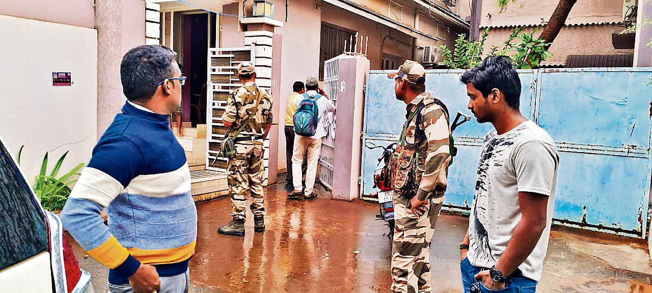 धीरज साहू के ठिकानों पर रेड : 10 लोग दिन भर गिनते रहे नोट, बैग कम पड़े तो बोरी में भरकर लाए गए रुपए