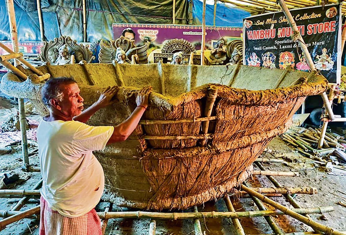 5 क्विंटल मिट्टी, 1 क्विंटल पुआल और 50 बांस से श्रीराम के लिए ओडिशा में सबसे बड़ा दीया बना रहे ‘जय राम’