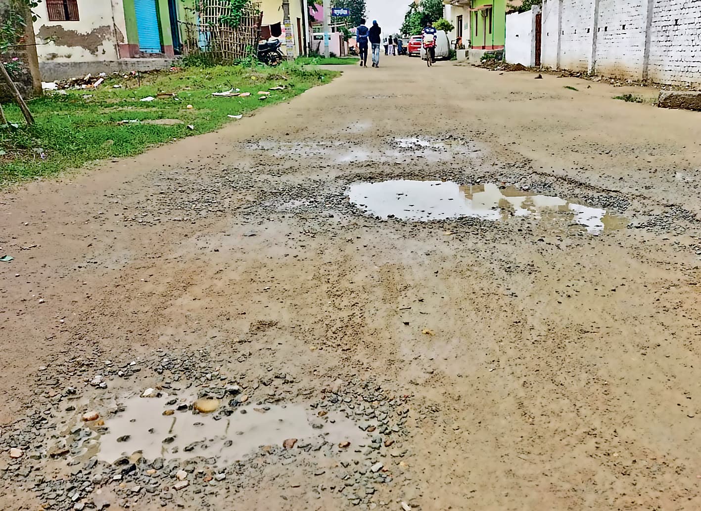 दो महीने बाद ही टूट गया दूसरी बार बना भभुआ का हवाई अड्डा रोड, 25 लाख से अधिक की राशि बर्बाद