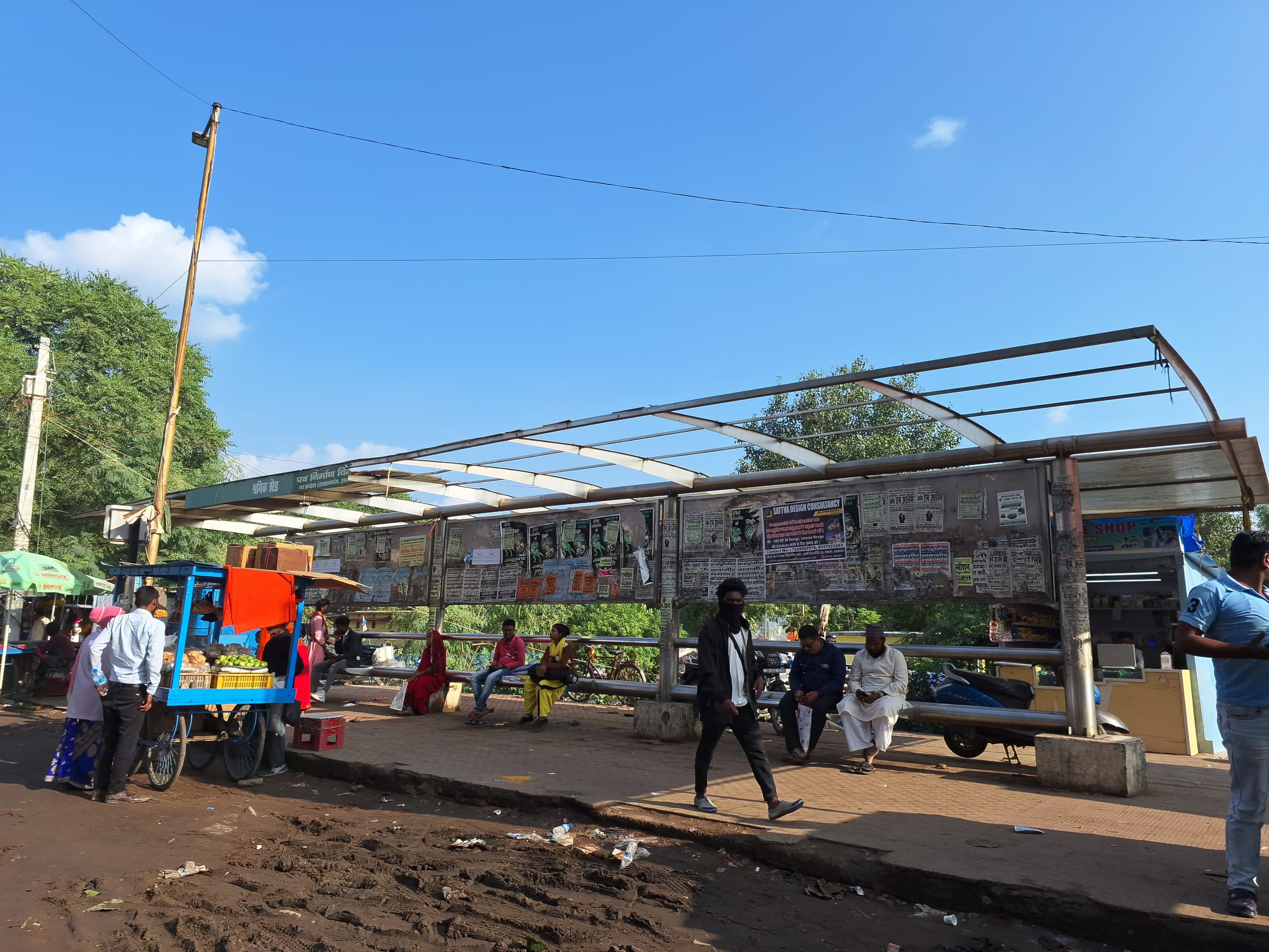 पलामू : 15 लाख के शेड की उड़ गई छत, मिचौंग चक्रवात की बारिश से बस स्टैंड बना नरक