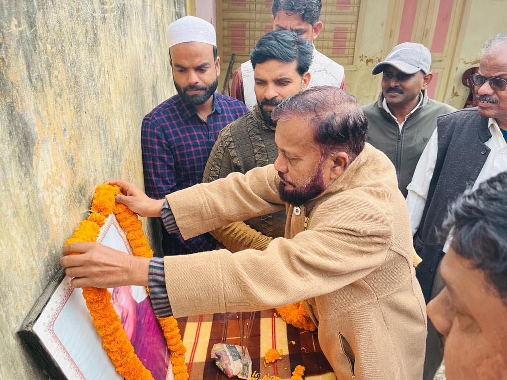 लोहरदगा में मनी कार्तिक उरांव की जयंती, हाजी शकील अहमद ने कहा- आदिवासियों की सशक्त आवाज बने कार्तिक बाबा