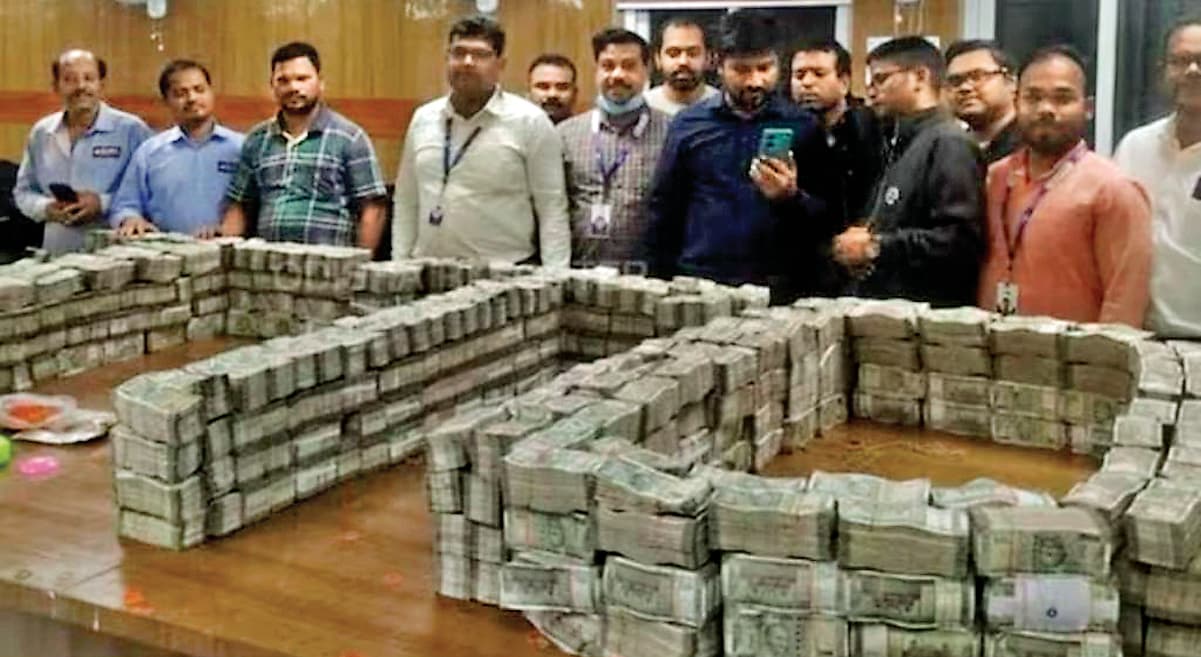 धीरज साहू के ठिकानों पर आयकर की रेड : 40 बैग में मिले 300 करोड़ रुपए, 136 बैग में भरे नोटों की गिनती अभी बाकी