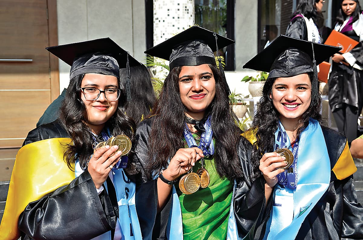 एलएलबी के 13, एलएलएम के 3 छात्रों को गोल्ड मेडल, गवर्नर बोले- नये अवसर हासिल करने की सीख देती है डिग्री