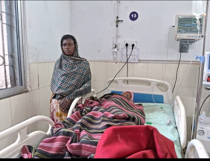 चाईबासा : मध्याह्न भोजन के लिए स्कूल गया छात्र हुआ बेहोश, हालत गंभीर