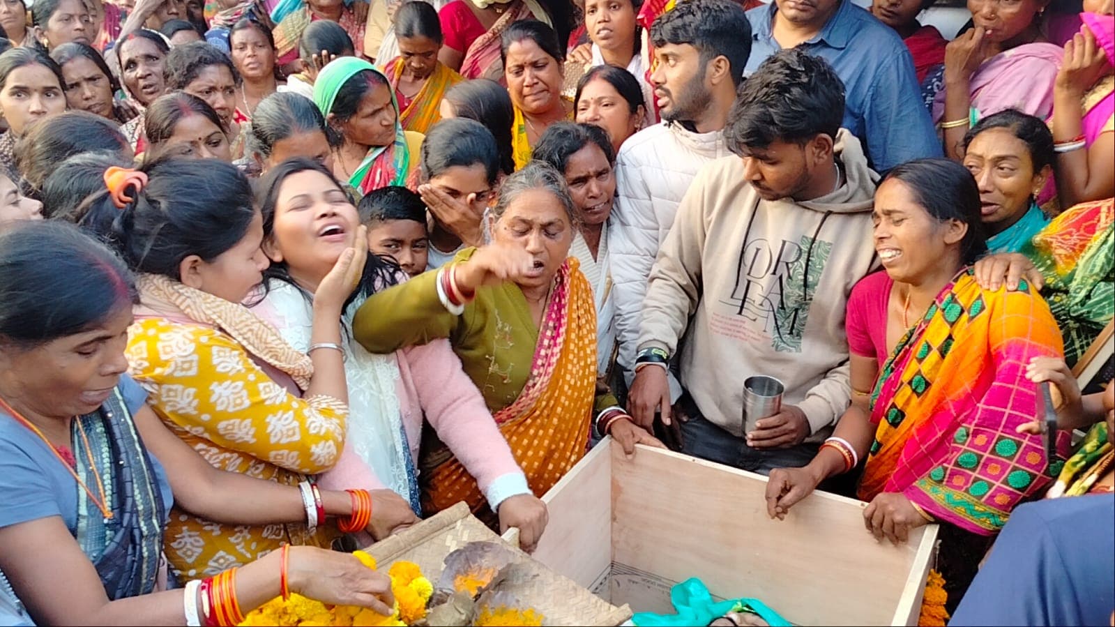 चक्रधरपुर : माता-पिता को नया घर देने का सपना रह गया अधूरा, शहीद रामदेव का शव पहुंचा पैतृक गांव